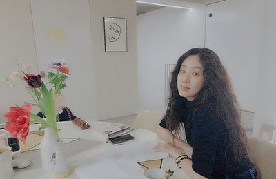 정려원, '믿보배'의 대본 삼매경…"레드립 바르고 찍을걸"