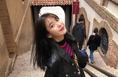 아이유, 스페인 몬세라트에서 뽐낸 극강 '요정美'