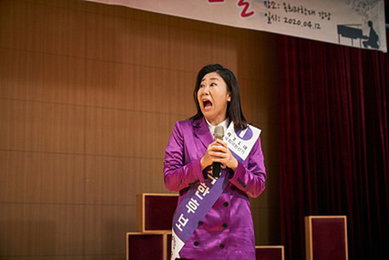 영화 '정직한 후보'…'말폭탄' 장착한 라미란