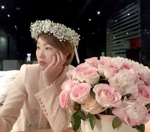 한혜진, 생일 화관 쓰고 미모 뽐내....생일 인증샷 공개