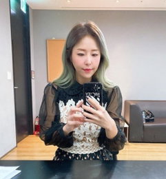 코요태 신지, 독보적인 세련미로 인증샷 공개