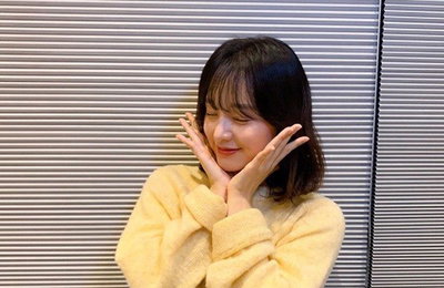 김지원, 꽃받침한 상큼 미모 뽐내