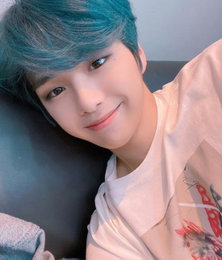 강다니엘, 화려한 청록빛 헤어 스타일 '눈길'