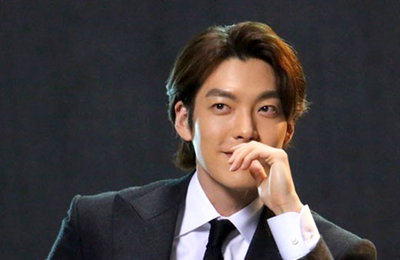 김우빈, 광고 촬영 현장서 '찰칵'…"자주자주 만나요"