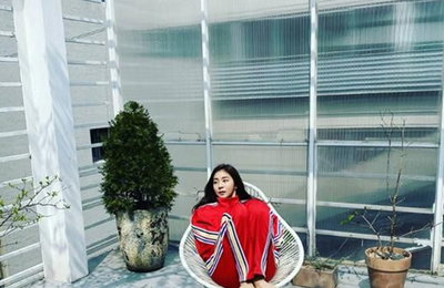 유이, 빨간색 트레이닝복에도 물오른 미모 뽐내