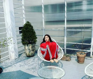유이, 빨간색 트레이닝복에도 물오른 미모 뽐내