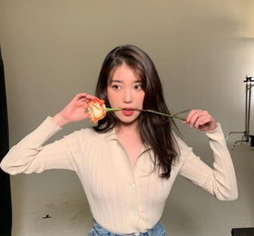 아이유, 러블리 '봄의 여신' 변신…미모 뽐내