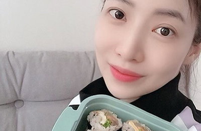 윤세아, 새싹 김밥 하나에 행복한 미소…내추럴 미모