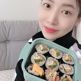 윤세아, 새싹 김밥 하나에 행복한 미소…내추럴 미모