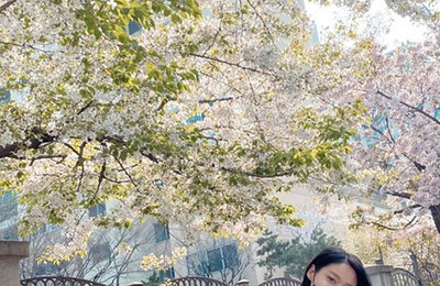 설현, 벚꽃 아래서 인증샷 공개…'꽃같은 미소'