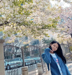 설현, 벚꽃 아래서 인증샷 공개…'꽃같은 미소'