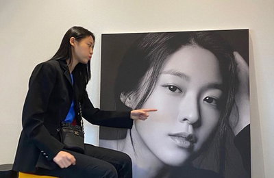 설현, 자기 사진 앞에서 찰칵…'빛나는 미모'