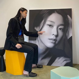 설현, 자기 사진 앞에서 찰칵…'빛나는 미모'