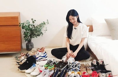 이청아, 상큼한 눈웃음…'운동화 부자'