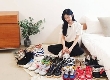 이청아, 상큼한 눈웃음…'운동화 부자'