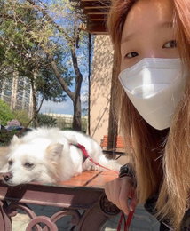 박소담, 반려견과 산책 “오늘도 힘내세요”