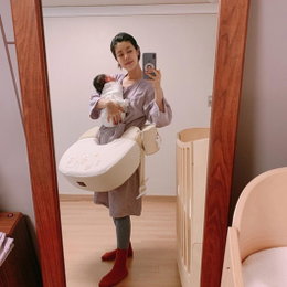 이윤지, 아기 안고 수유쿠션 끼고…'리얼 육아'