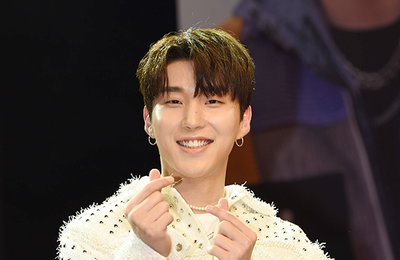 B.A.P 출신 솔로 가수 문종업, 팬들을 향한 하트 날리기