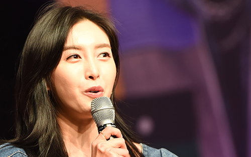 문종업 쇼케이스 진행을 맡은 홍재경 아나운서 '데님 원피스 발랄 패션'