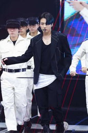 방탄소년단 정국, 무대 비하인드 포토서 강렬 카리스마 뽐내…