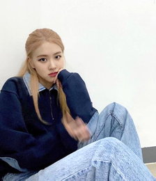 블랙핑크 로제, 반묶음 머리로 완성한 청순 미모 자랑