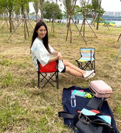 배우 수현, 남편과 한강 나들이…'빛나는청순 미모'