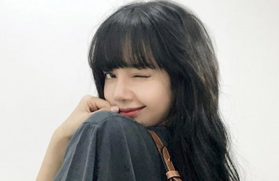 블랙핑크 리사, 윙크하는 인형 귀여운 비주얼 뽐내...