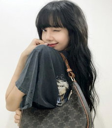 블랙핑크 리사, 윙크하는 인형 귀여운 비주얼 뽐내...