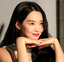 신민아, 과즙미 넘치는 근황... '은은한 미소'