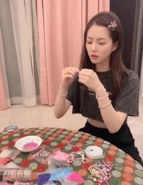 이유비, 크롭티에도 늘씬한 보디라인...비즈 팔찌로 플렉스
