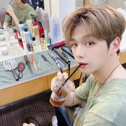 강다니엘, 과즙미 넘치는 분장실에서의 일상