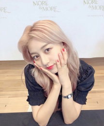 트와이스 지효, 은은한 미소...'꽃받침 포즈'