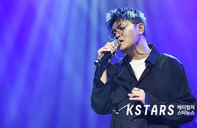 [포토] 솔로 가수 신용재, '감미로운 목소리로 열창중~'