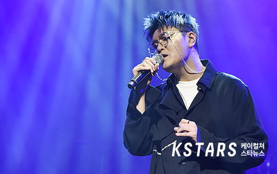 [포토] 솔로 가수 신용재, '감미로운 목소리로 열창중~'