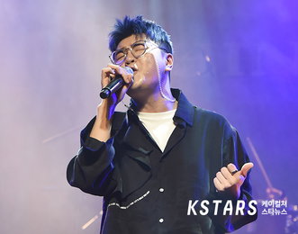 [포토] 솔로 가수 신용재, 폭풍 가창력으로 고음폭발!