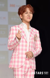 [포토] 미스터트롯 출신 가수 김수찬, 손하트에도 끼가 느껴져~