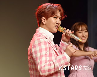 [포토] 미스터트롯 출신 가수 김수찬, 신곡 '엉덩이' 무대로 화려한 컴백