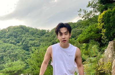 헨리, 민소매 티셔츠 입고 근육 자랑…'눈길'