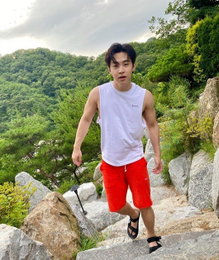 헨리, 민소매 티셔츠 입고 근육 자랑…'눈길'