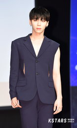 [포토] 원더나인의 김태우, 상남자의 절개 슈트와 손하트
