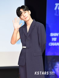 [포토] 원더나인의 정택현, 조각미남의 시크한 손인사~