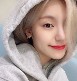 예지, 탈색한 머리와 후드티로 셀카...'훈훈'