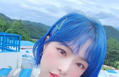 에이프릴 채원, 청량한 미모 자랑...'파란머리 찰떡 소화'