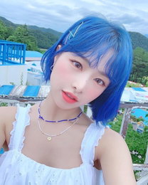 에이프릴 채원, 청량한 미모 자랑...'파란머리 찰떡 소화'