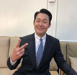 박성웅 ‘오케이 마담’ 관람 부른 섹시 슈트핏, 미소에 심쿵