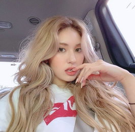 전소미, 풍성한 금발 화려한 미모 자랑