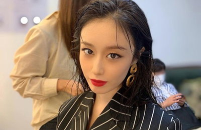 티아라 지연, 강렬한 레드립…카리스마 발산