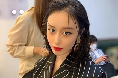 티아라 지연, 강렬한 레드립…카리스마 발산