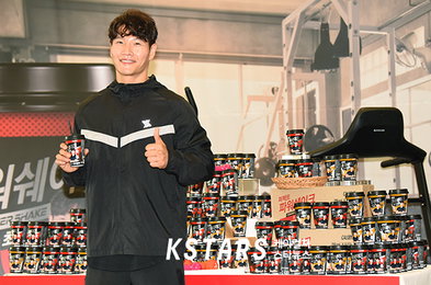 [포토] 가수 김종국, 퍼펙트 파워쉐이크 들고 엄지척!