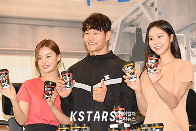 [포토] 가수 김종국, 미녀들 사이에서 찰칵~!